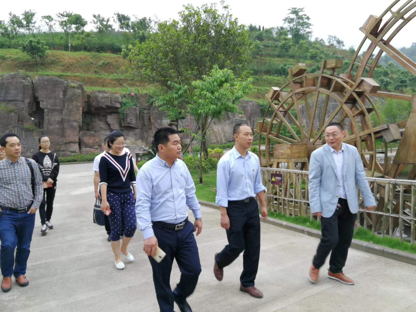 图6.共乐镇毛村凉水湾景区乡村旅游、油茶种植技术培训基地考察现场